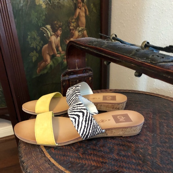 Sandals with yellow and animal print.  S17 - Picture 5 of 6